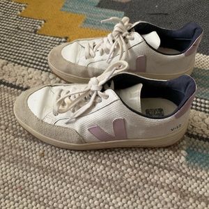 White and lilac Veja V12 sneakers white and lilac